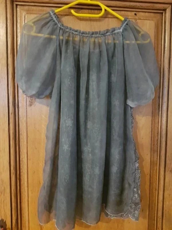 Blusa de gasa gris nueva hecha por un diseñador profesional – photo 4